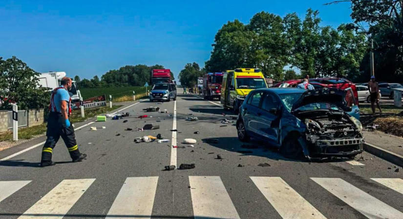 Durva baleset történt, autók ütközése miatt járhatatlan egy forgalmas útszakasz