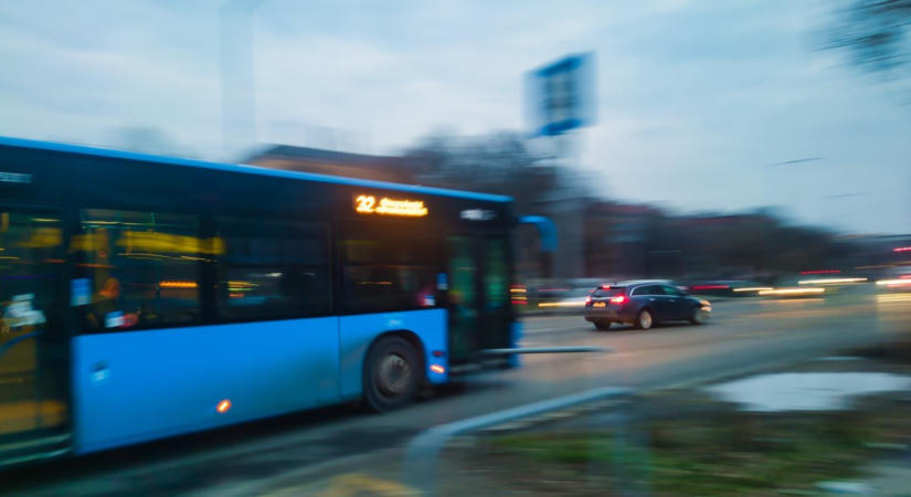 Döbbenetes baleset Budapesten: beszakadt az út egy utasokkal teli BKK-busz alatt