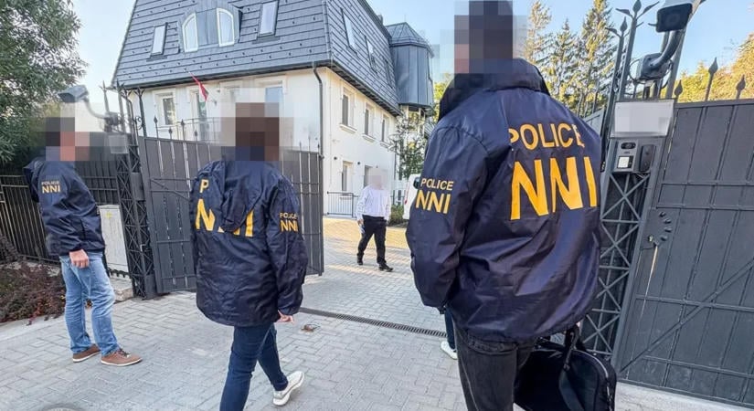 Egész napos razzia után több ezer oldal iratot vittek el a rendőrök az Alapjogokért Központtól