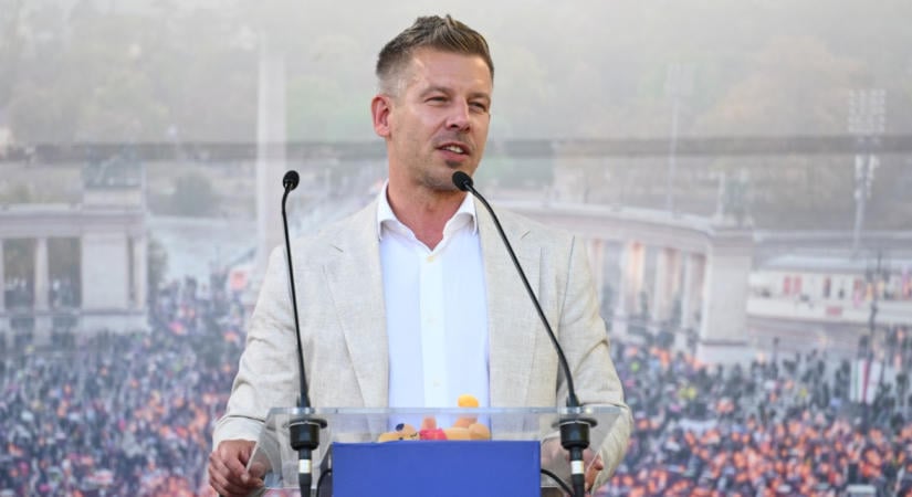 Nem kérek esernyőt, mondta Magyar Péter miután tojással akarták megdobálni