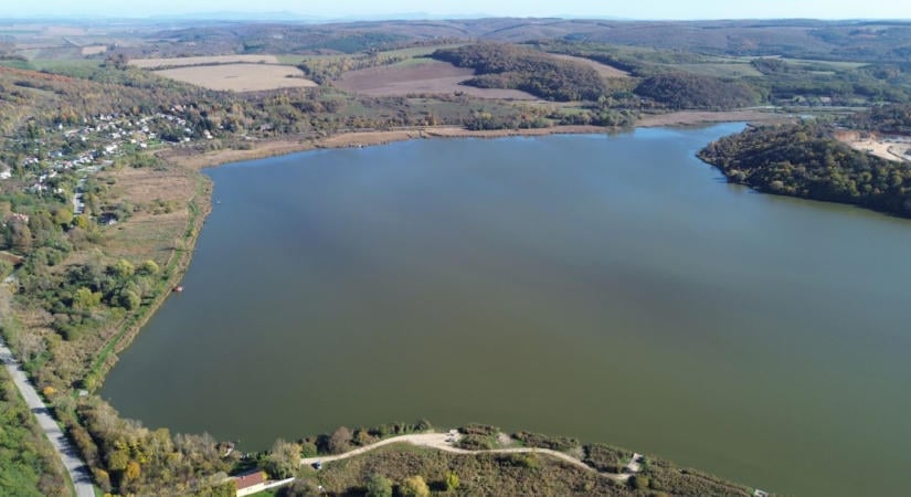 Összeállt a kerékpárutas puzzle, most már teljesen körbetekerhető a borsodi tó