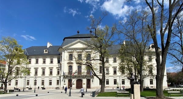 127 millió forintból segítik a roma diákok továbbtanulását az egri egyetemen Új, európai uniós támogatásból megvalósuló program indult az Eszterházy Károly Katolikus Egyetemen. A kezdeményezés célja, hogy segítse a roma középiskolások érettségihez és fel