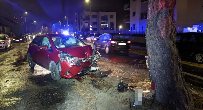 Fának csapódott egy autó Szombathelyen, totálkárosra tört - helyszíni fotók