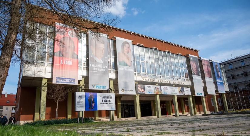 A Csendes éjjel kíván boldog karácsonyt a Hevesi Sándor Színház társulata