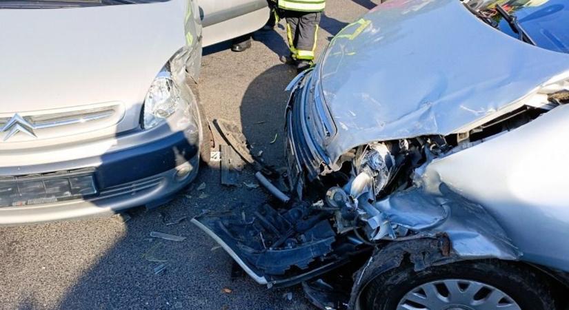 Képeken a becsehelyi karambol – ilyen állapotban maradt a két autó