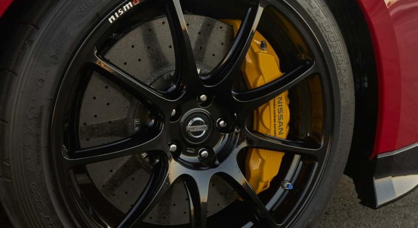 Jelentést hordoz a Nissan féknyergeinek színe