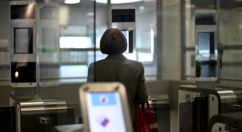 Nem szórakoznak az ellenőrzéssel: ha beragad a sor, egyszerűen kikapcsolják az EU új biometrikus azonosítását