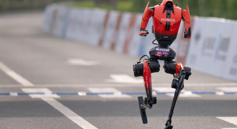 Usain Bolt világcsúcsánál is gyorsabban futotta le a 100 métert egy kínai robot