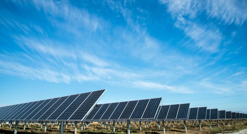 Óriás napelemparkot és energiatárolót adtak át Algyőn