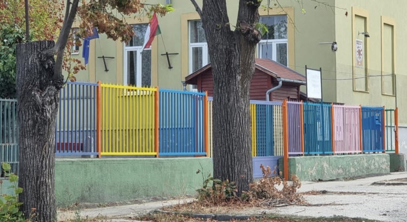 Színesre festették a szülők az iskola kerítését, kiborult a fideszes önkormányzati képviselő