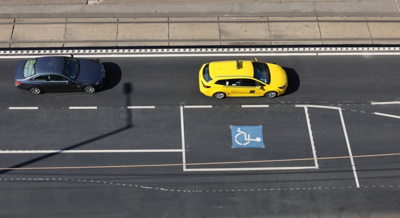 Megérkezett a magyarázat: így került az újpesti utca közepére a mozgássérült-parkoló