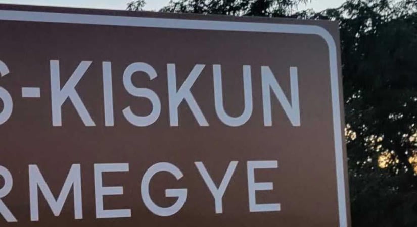 Meghekkelték a cserére váró megyetáblákat, fotókon az olcsó megoldás