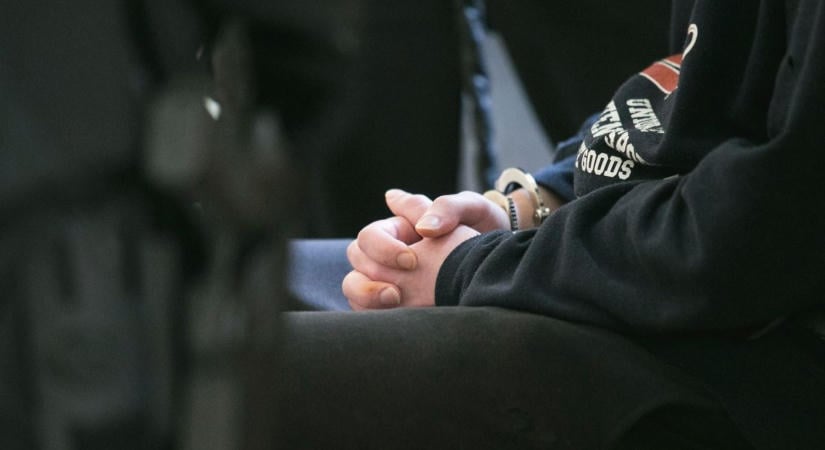 Késsel támadt ismerősére, majd annak autójával távozott a férfi