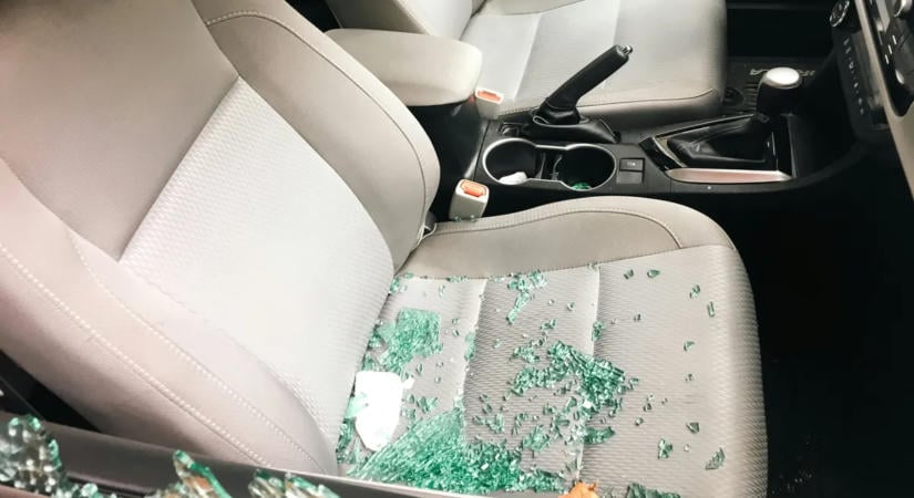 Gyerekkel együtt lopott el egy autót a részeg férfi, majd betonépítménynek csapódott