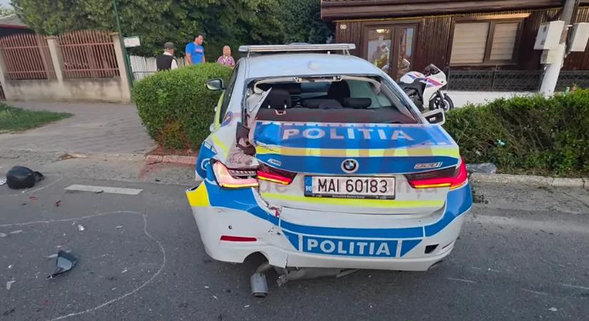 Autóbusz tarolt le egy rendőrautót – Két rendőr megsérült