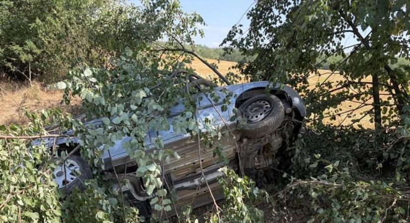 Letért az útról és fának csapódott egy autó Vashosszúfalu közelében - fotó