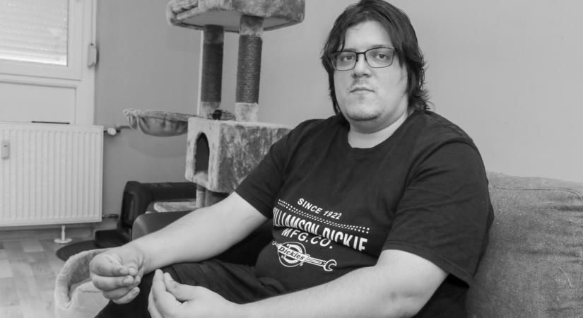 Elképesztő állítások Klapka György fiának haláláról – bírósághoz fordul a szemtanú, akinek a lakásában meghalt Dennis