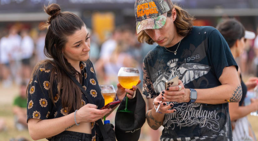 Megkezdődött a Sziget Fesztivál, inni bármit is inkább csak este 6 óra előtt éri meg