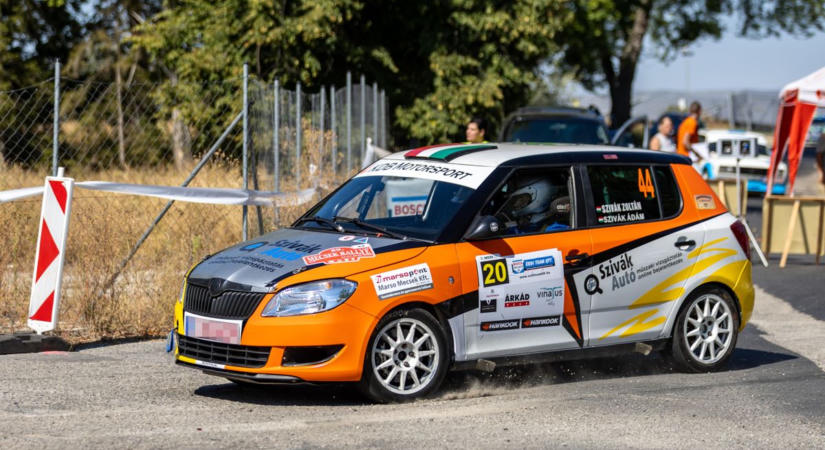 Brutális gépek a rajtnál – fotókon és videókon az Oroszlány Rallye pillanatai