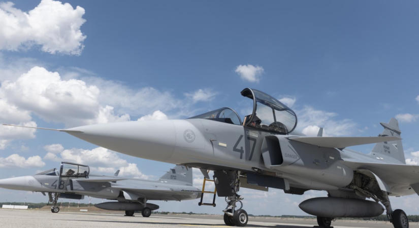 „Nagy csattanás, két másodperc múlva utánégetővel kifordult balra a másik gép” – Videók jelentek meg a szolnoki Gripen-balesetről, egy szemtanú is megszólalt