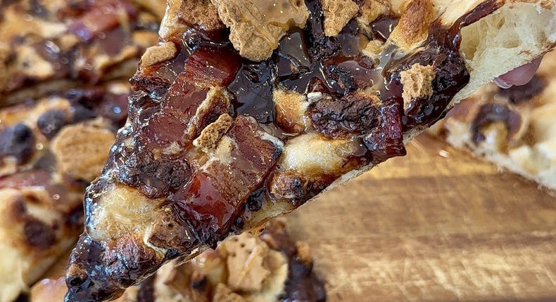 S'mores desszertpizza grillen - csokis, pillecukros édesség percek alatt
