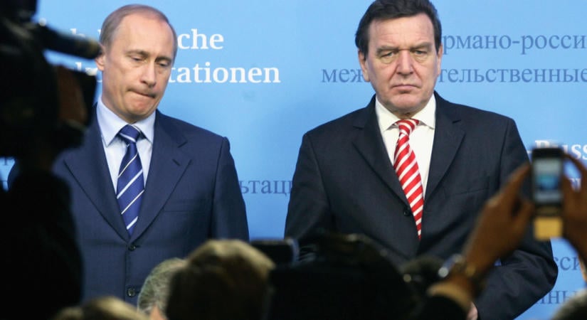 Áll a bál Európa legerősebb országában: Putyin születésnapi buliján parolázott a volt kancellár