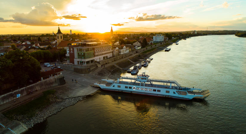 Rekordalacsony Duna: leállhat a mohácsi komp, de a személyszállítás marad