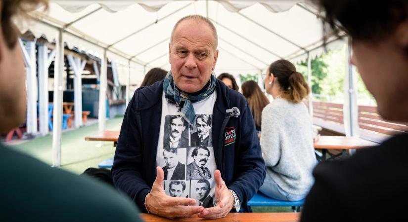 Navracsics Tibor: Olyan a helyzet, mint amikor összedől egy ház, és a lakók keresik, ki élte túl