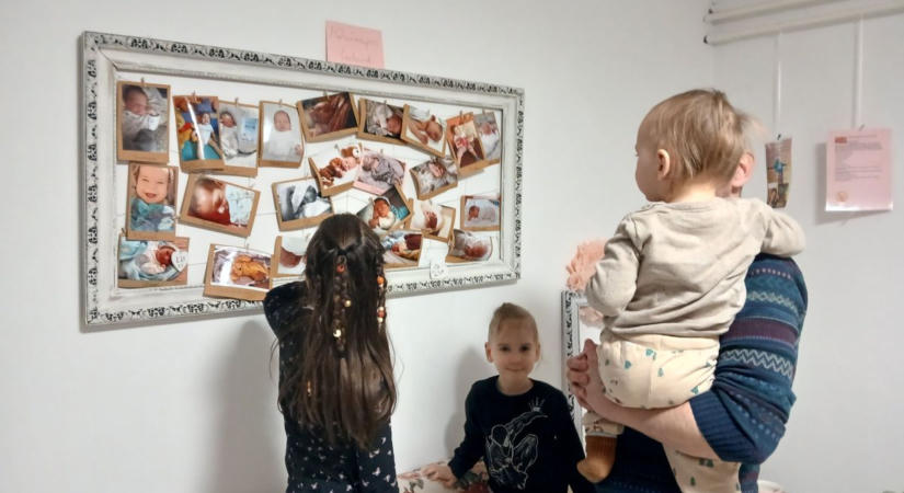 Ahol az anyák segítik az anyákat: óriási mérföldkövet ért el az egyedülálló kezdeményezés Egerben