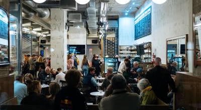 Megnyílt a Katona József Színház és a Három Holló közös kávézója