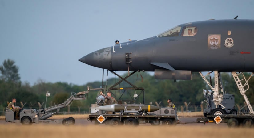 Nagy erőkkel vonultak ki egy amerikai bombázókat fogadó brit légibázishoz, több embert őrizetbe vettek
