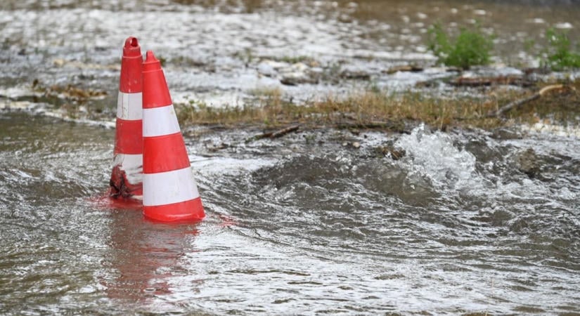 Diákokat küldtek haza a csőtörés miatt, és régi fotókból áll össze egy falu története a napi hírek között
