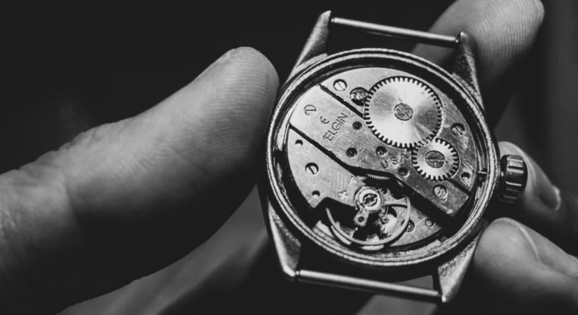 Miért pontosabb egy olcsó kvarcóra a luxus-Rolexnél?