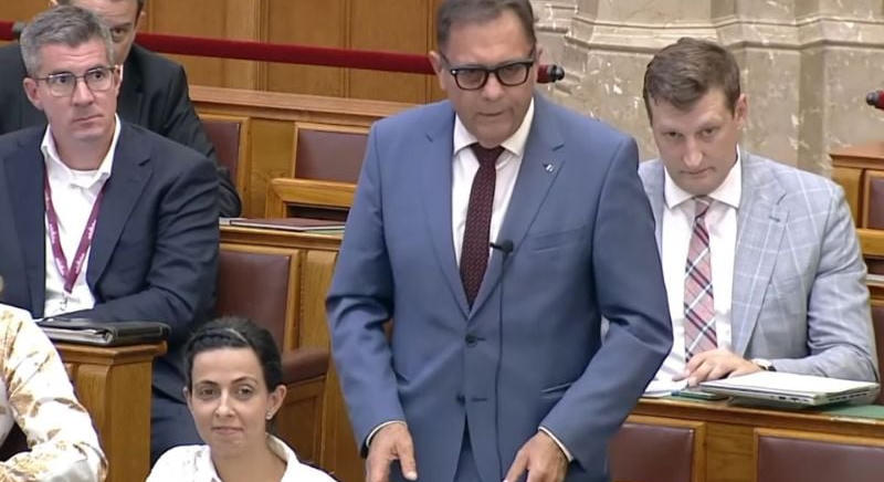 Pócs János furcsán babrálta ruháját a parlamentben, ezen ügyködhetett a fideszes képviselő?