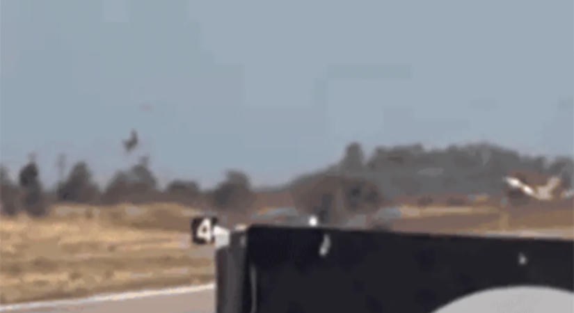Lezuhant és felrobbant egy katonai repülőgép több ezer néző előtt – videó