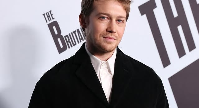 Joe Alwyn totálisan összezavarta a rajongókat a szerelmi életét tekintve
