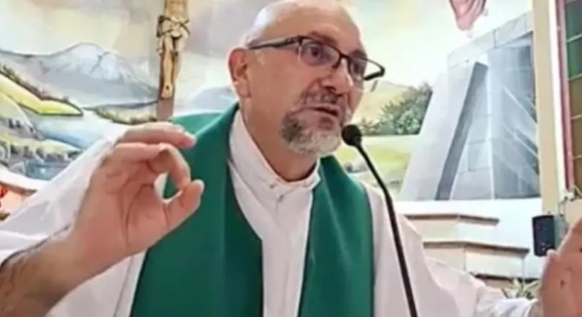 „Egy napon mindannyian meg fogunk halni” – mondta a pap mise közben, másodpercekkel később halálra zúzta egy kereszt – sokkoló videó