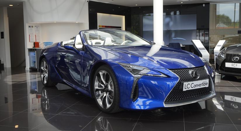 Nem hibrid, cserébe gyönyörű a Lexus új, méregdrága kabriója