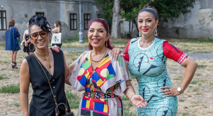 Szinte ragyogott a kifutón Bódi Margó és Gina: Bódi Guszti felesége és menye igazi modellként vonultak – Galéria!