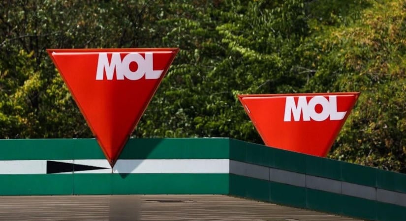 Még mindig az orosz olaj védi meg a magyarokat, de csak egy valaki nem veszít: az állam keres Putyinon és az üzemanyagon