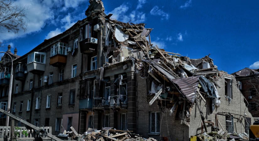 Romok alá szorultak az emberek az orosz bombázás után: hatalmas a pusztítás az ukrán nagyvárosban