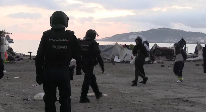 Megtisztították a ceutai strandokat a migránsok sátraitól VI. Fülöp látogatása előtt
