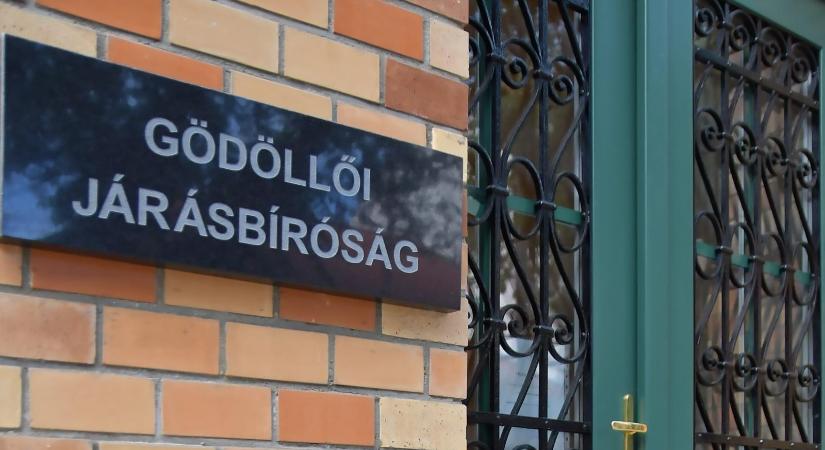 Rátörte az ajtót egy zuhanyzó nőre, hogy meglesse, megúszta felfüggesztett szabadságvesztéssel