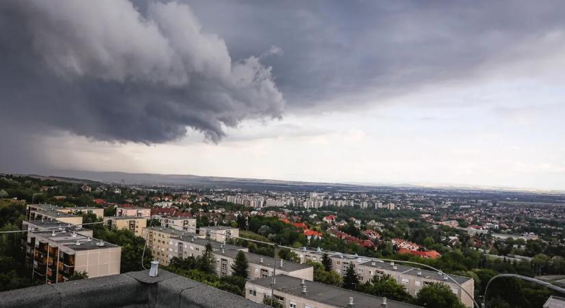 Riasztást adtak ki, esővel és jégesővel csaphatnak le a zivatarok az országban