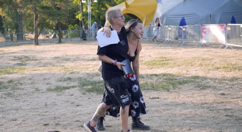 Kavargott a por, ketyegett az óra: összecsaptak a Blikk riporterei a Szigeten – videó
