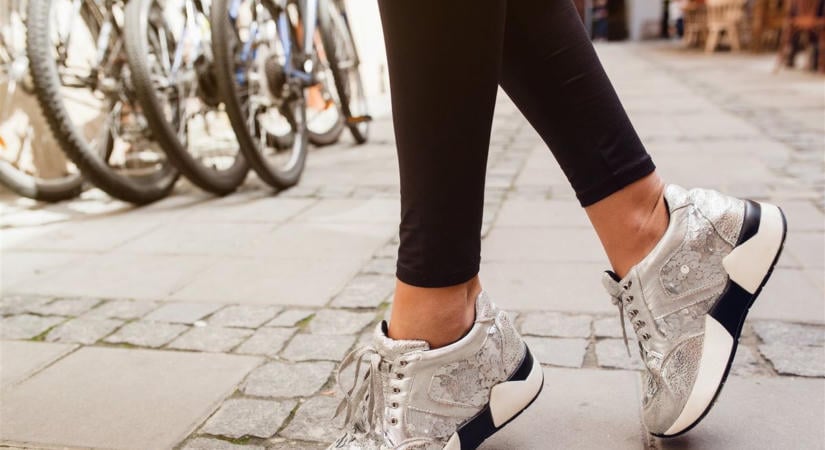 Sneaker vásárlási tippek nőknek: kényelem és divat egy pár cipőben