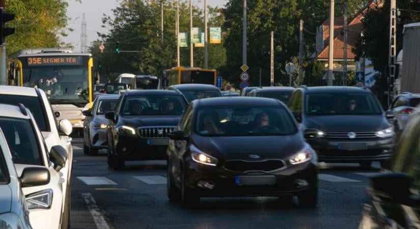 Nem lehet többé úgy villogni, ahogy eddig: szigorítás jön a közlekedésben, erre kell készülni!