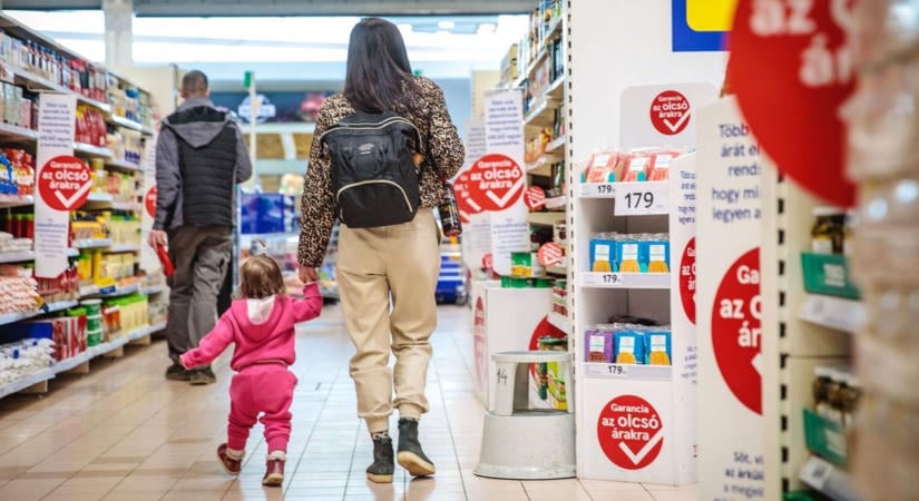 Árrésstop: komoly vita indult Magyar Péter bejelentése után – kiszámolták, mit jelentene, ha visszatérnének a régi árak, borzasztóan zsebbe kéne nyúlni a családoknak