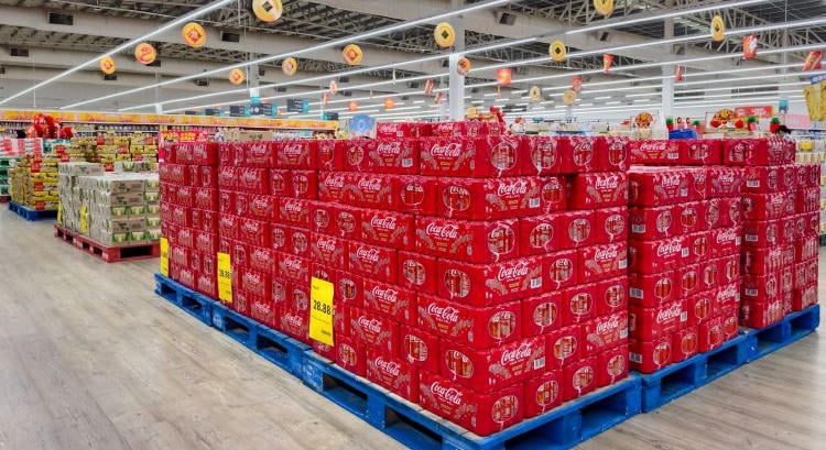 Eltűnhet a zsugorfólia a Coca-Cola palackjairól