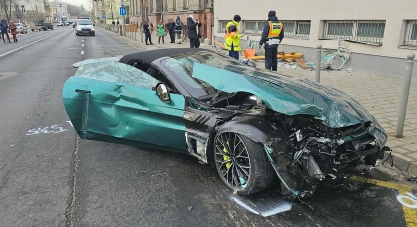 Tragikus gázolás - Tanúk vallomásaival folytatódik az Aston Martin-os gázoló pere Győrben